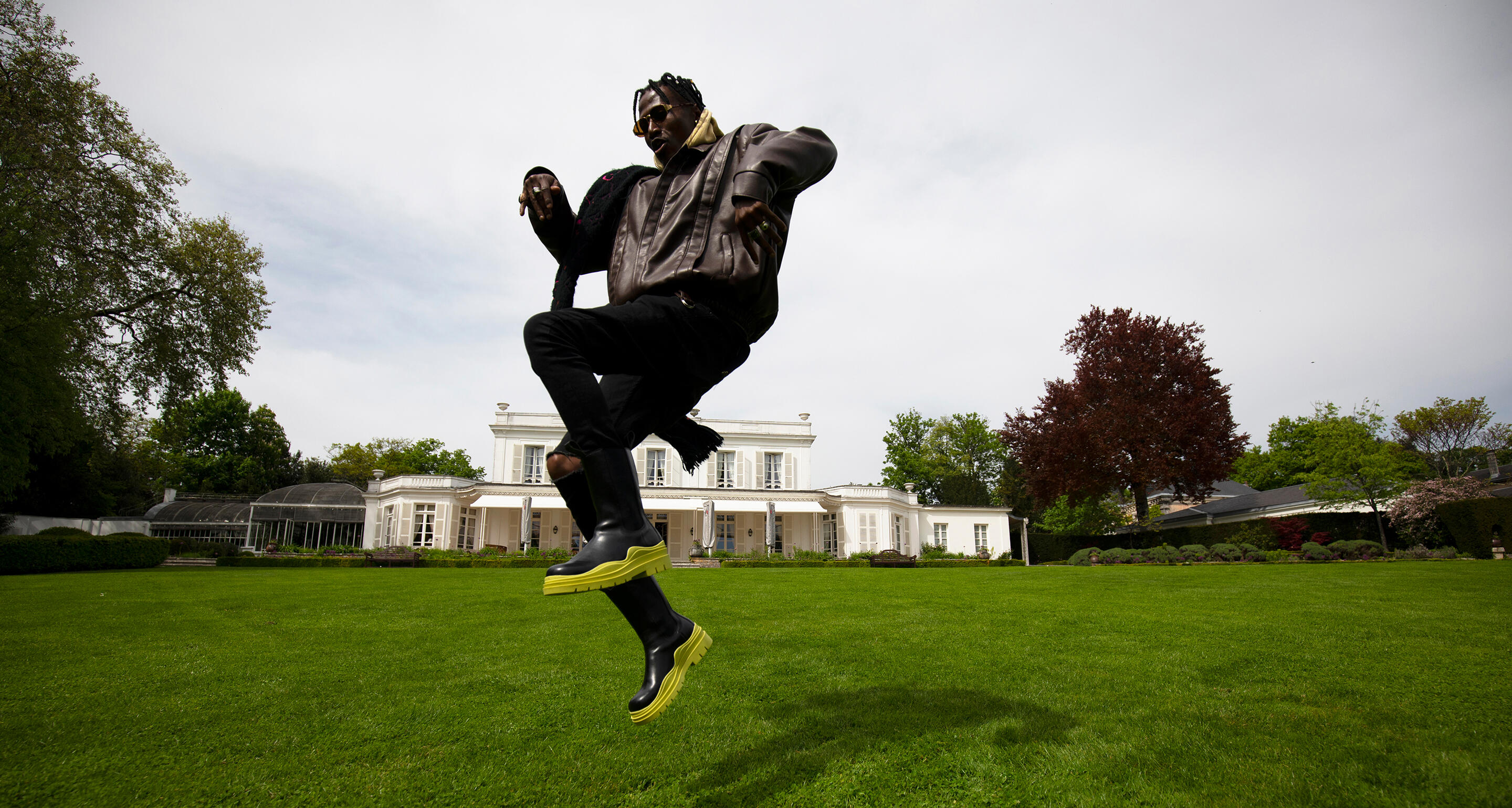 Octopizzo jumping in the garden of Chateau de Bagnolet