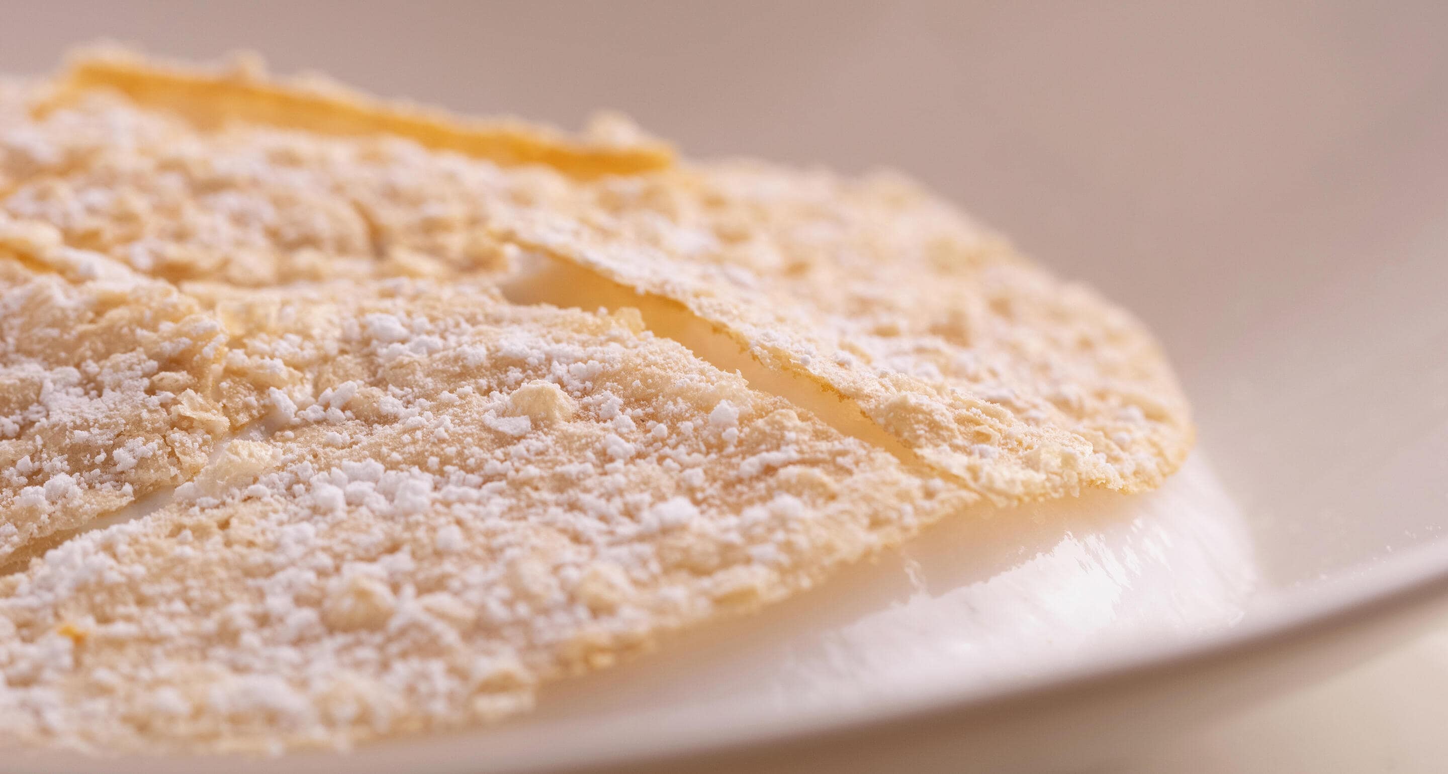 Tuile "boudoir" à la mangue, mousse de lait de coco