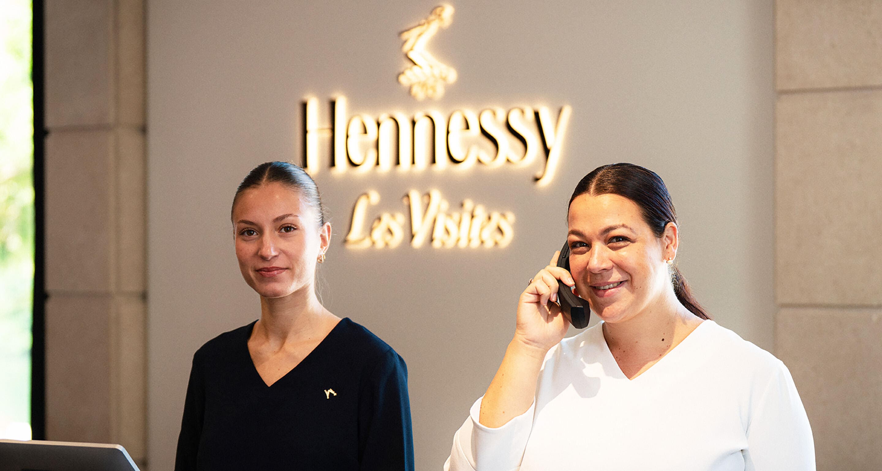 Bureau d'accueil de la Boutique Hennessy de Cognac, avec une conseillère répondant au téléphone