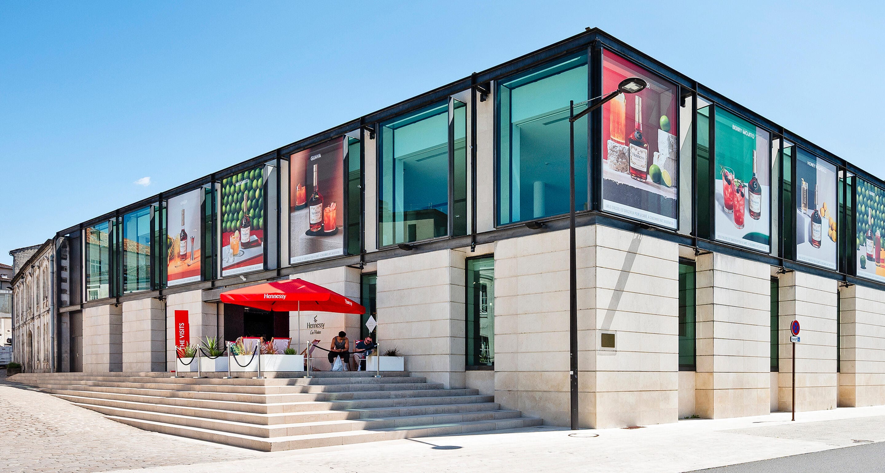 Vue extérieure de l'architecture de la boutique Hennessy de Cognac