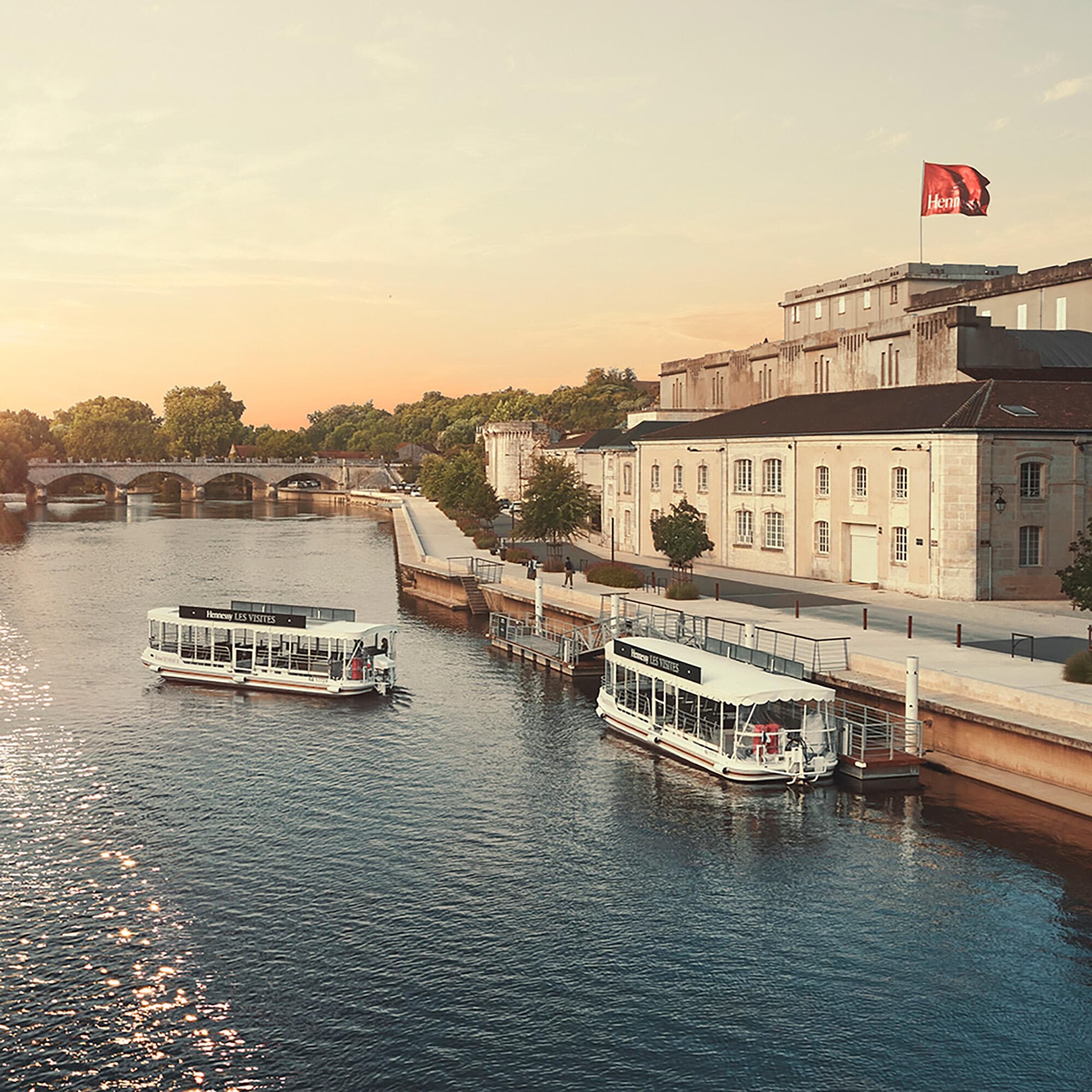 Bateaux sur la Charente à Cognac, au départ des visites Hennessy