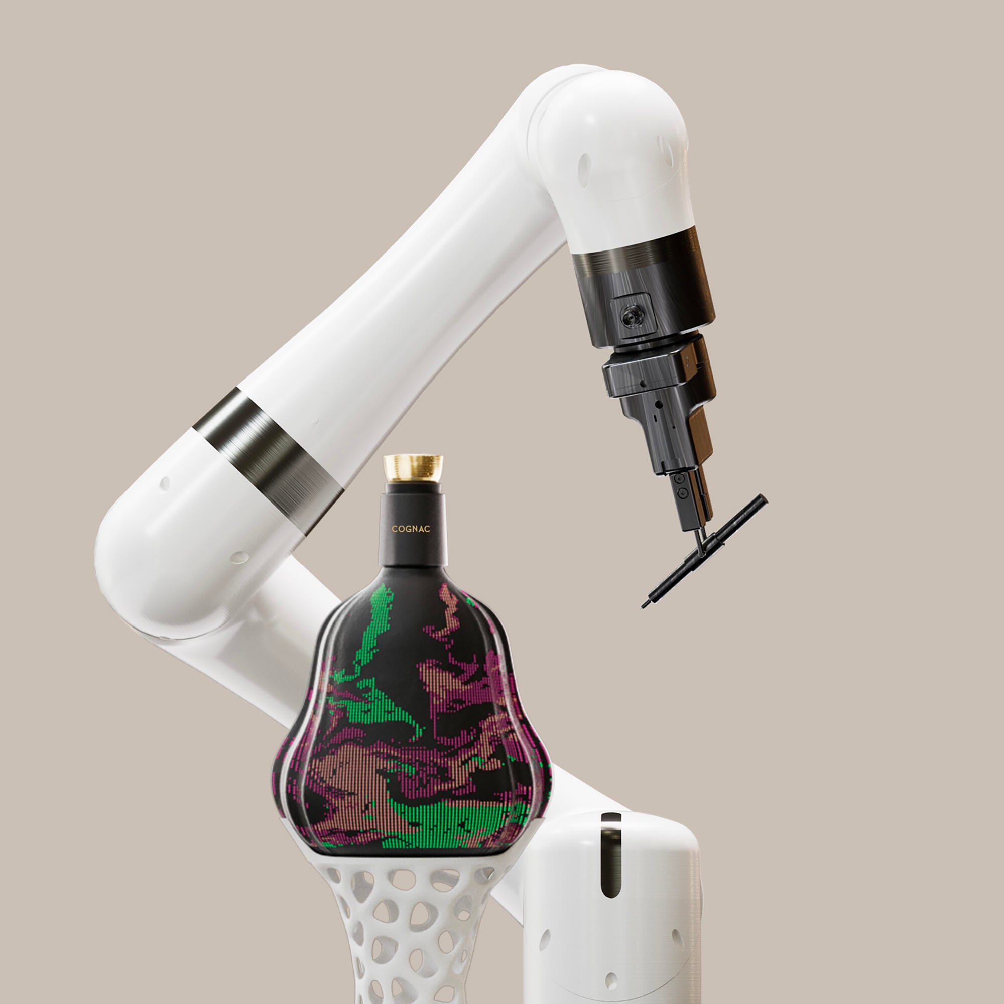 Carafe de cognac Hennessy X.O personnalisée et peinte de plusieurs couleurs grâce à un bras robotisé. Une édition limitée à 40 exemplaires, créée en collaboration avec l'artiste Florian Zumbrunn
