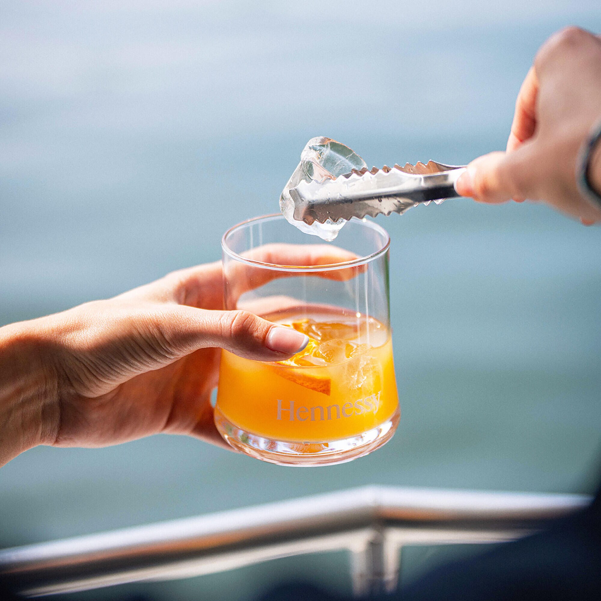 Un verre de cocktail au cognac Hennessy proposé à bord du bateau Hennessy, lors d'une traversée de la Charente