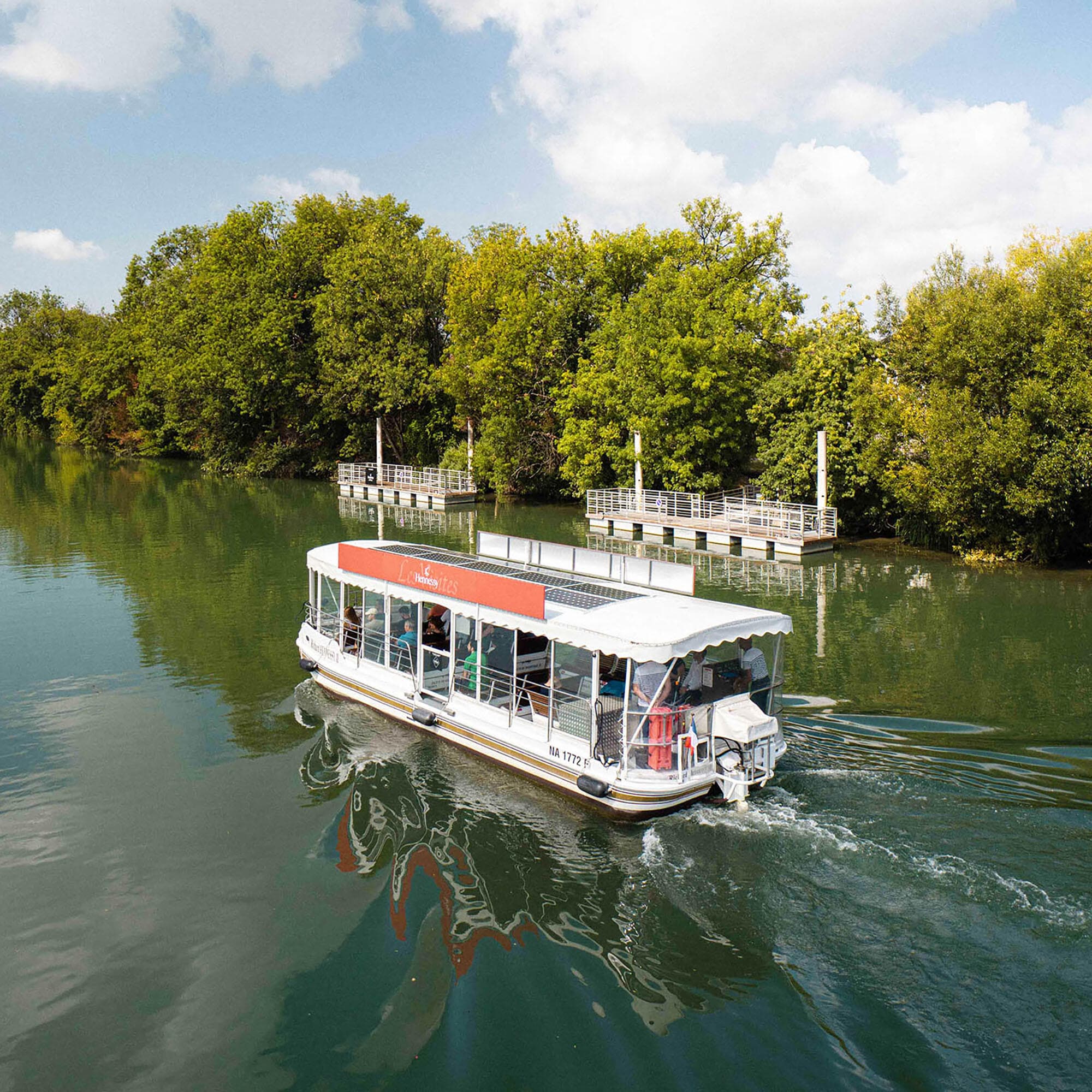 Bateau Hennessy traversant la Charente lors de la visite Flash