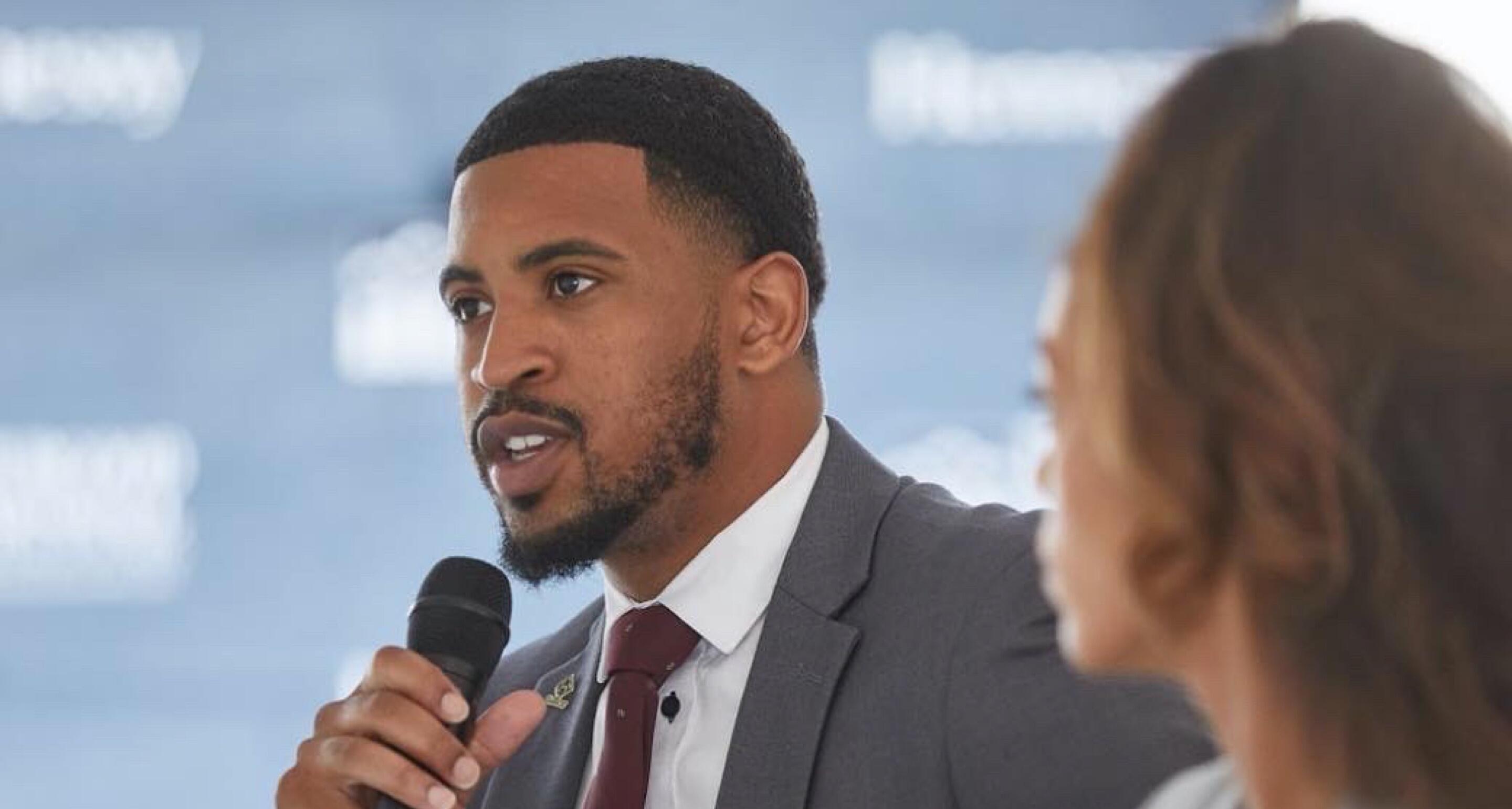 Jonathan Jones speaking at a Hennessy Fellows event.