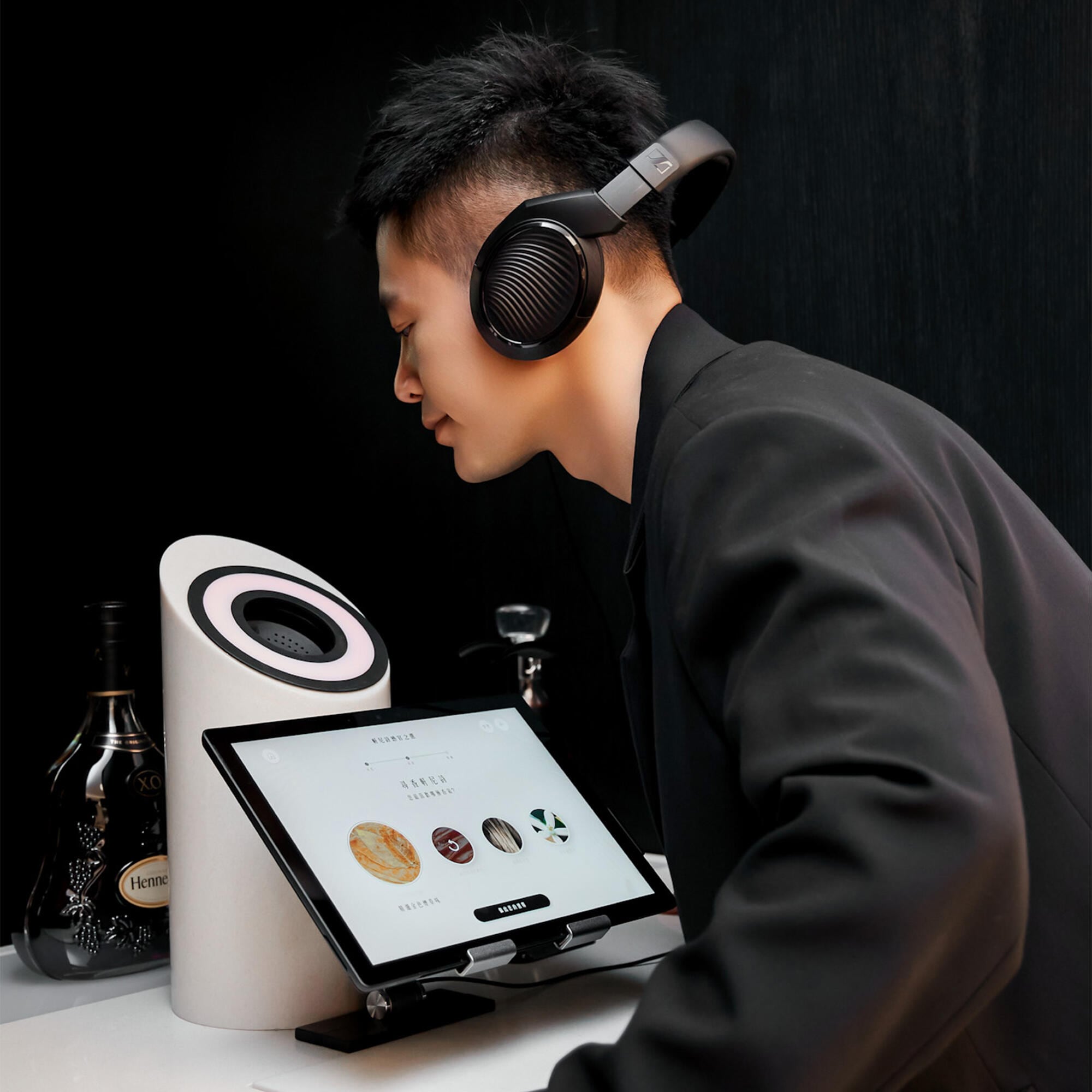tr-hennessy-visual-9-website-hennessy-2000x2000px-inter_0.jpg